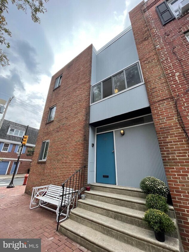 Primary Photo - 701 Lombard St