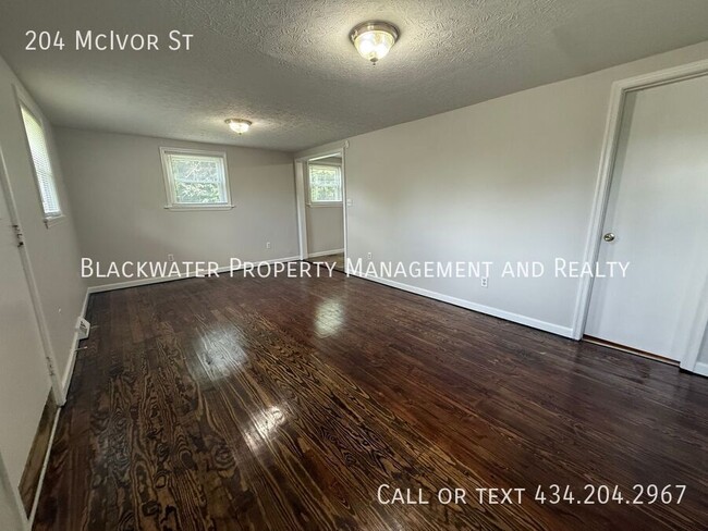 Building Photo - 204 McIvor St