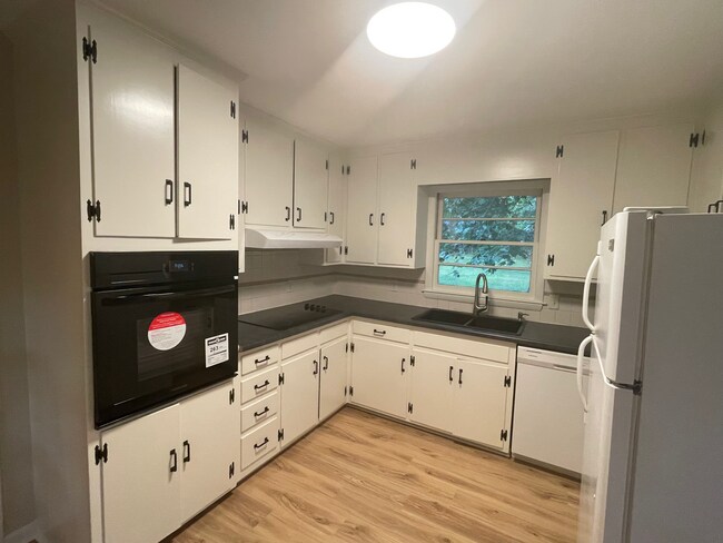 Cocina reformada con encimera, fregadero, horno y placa de cocina nuevos. - 2112 Kilburn Rd