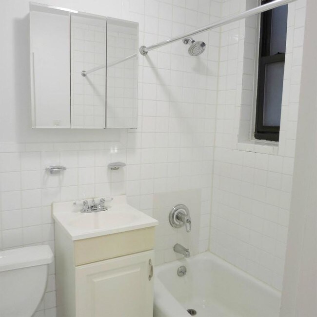 Building Photo - 330 E 89th St
