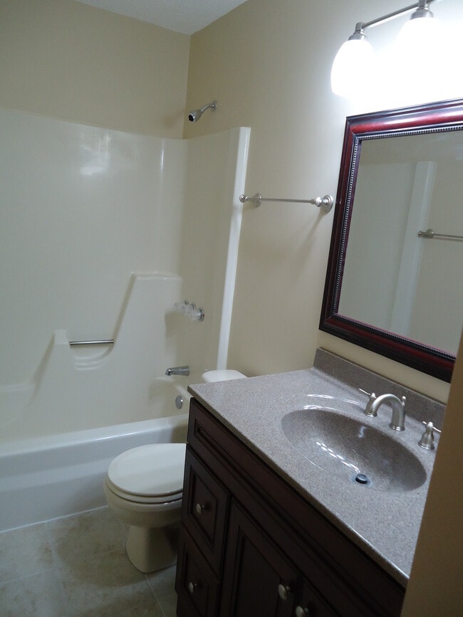 baño superior - 7440 Germane Trl