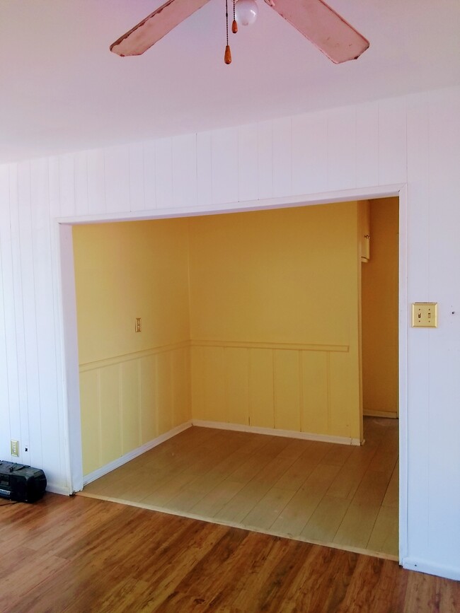 Dining area - 1130 Centinela Ave