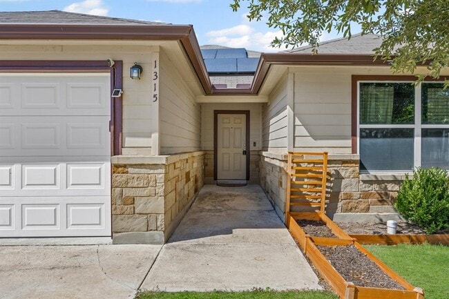 Building Photo - 1315 Lantana Ct