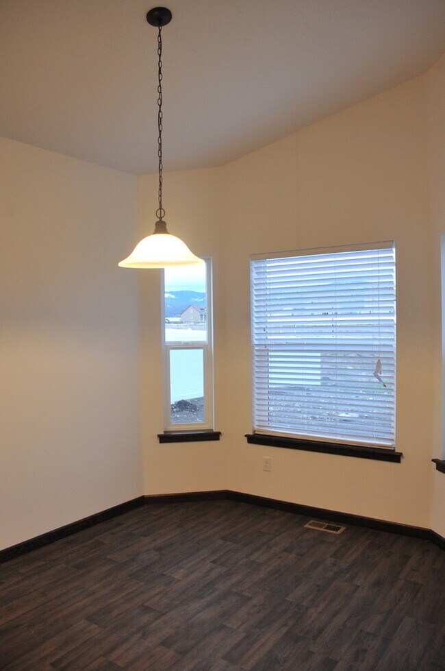 Foto del edificio - Brand new construction- 3 bed 2 bath Crown...