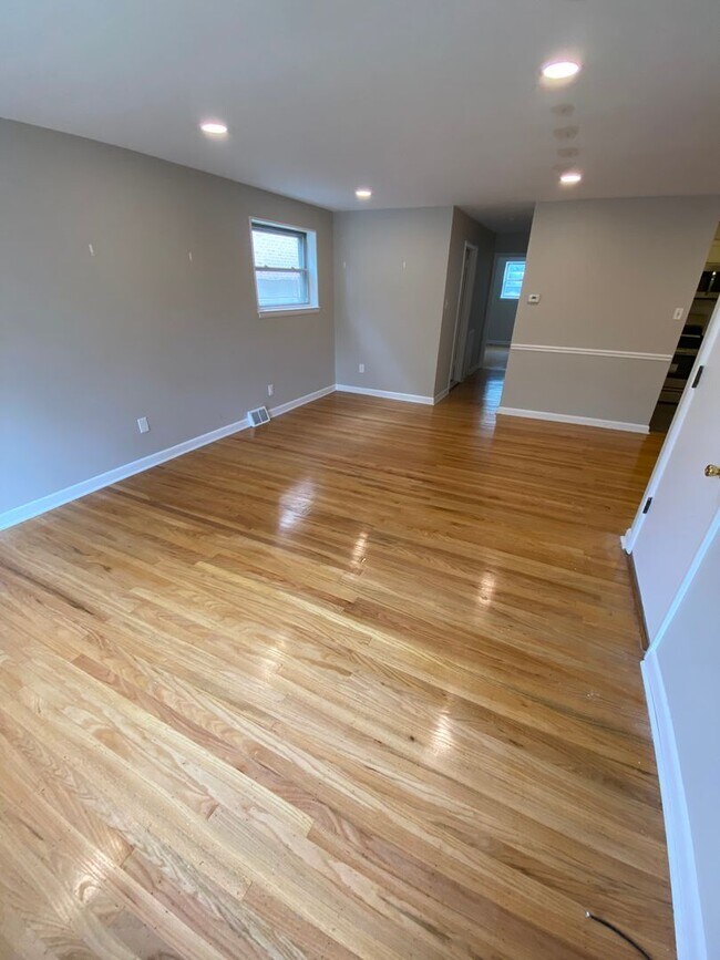 Building Photo - 4424 Bloomfield Ave