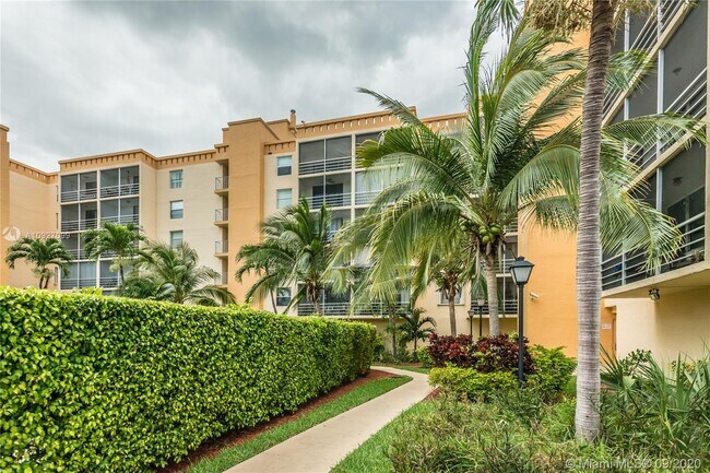 Foto del edificio - 2935 NE 163rd St