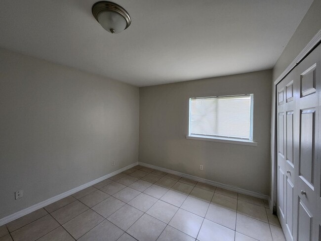 Building Photo - 5013-5015 Locke Ln