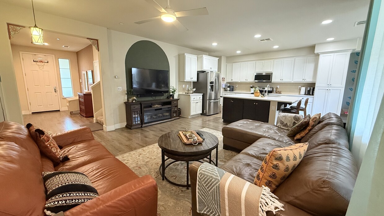 Spacious great room - 27 Rogers Ln