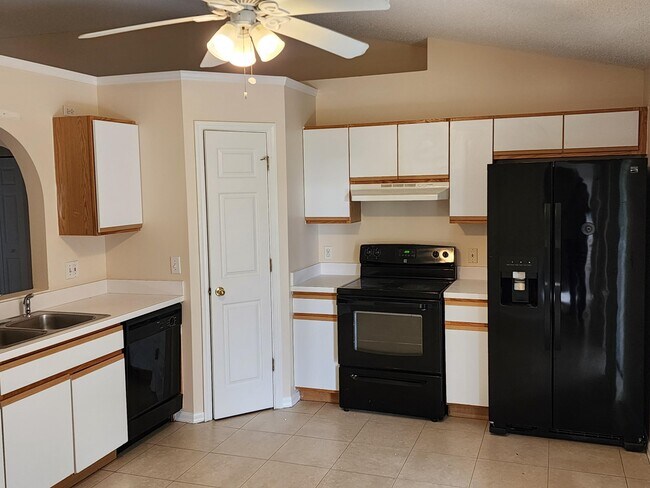 Building Photo - 326 SW Ray Ave