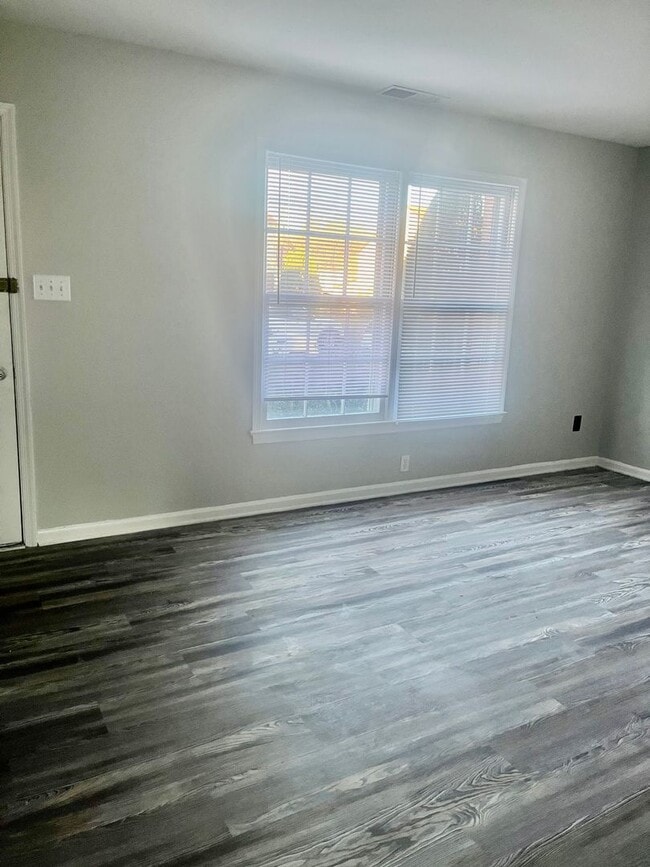 Building Photo - 3 Bedroom Townhouse Fredericksburg/Spotsylvania County