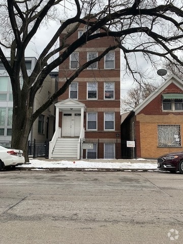 Building Photo - 1857 W Dickens Ave