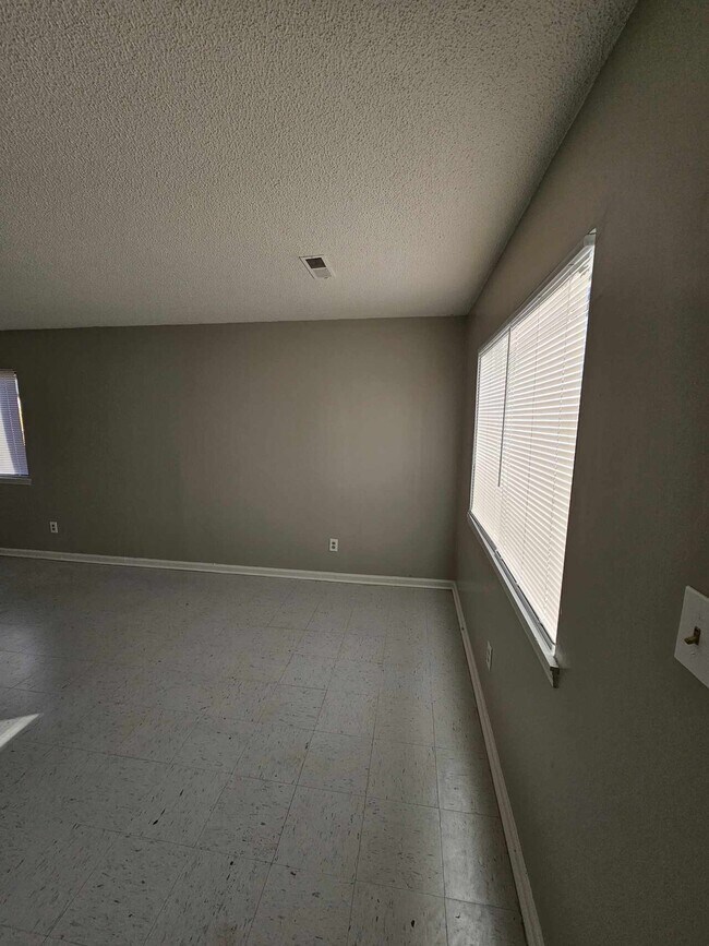 Building Photo - Single Family Standridge manor