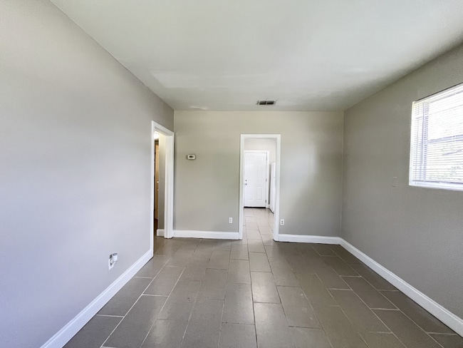 Building Photo - 1635 Brookview Dr S