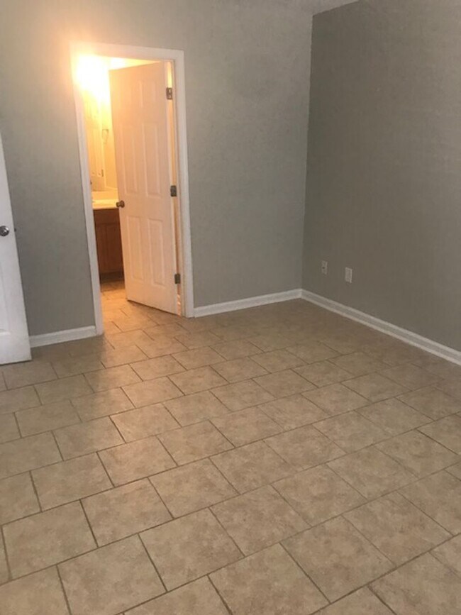 Foto del edificio - 3 Bedroom End Unit Townhome!