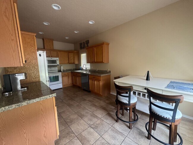 Building Photo - Golf Course View