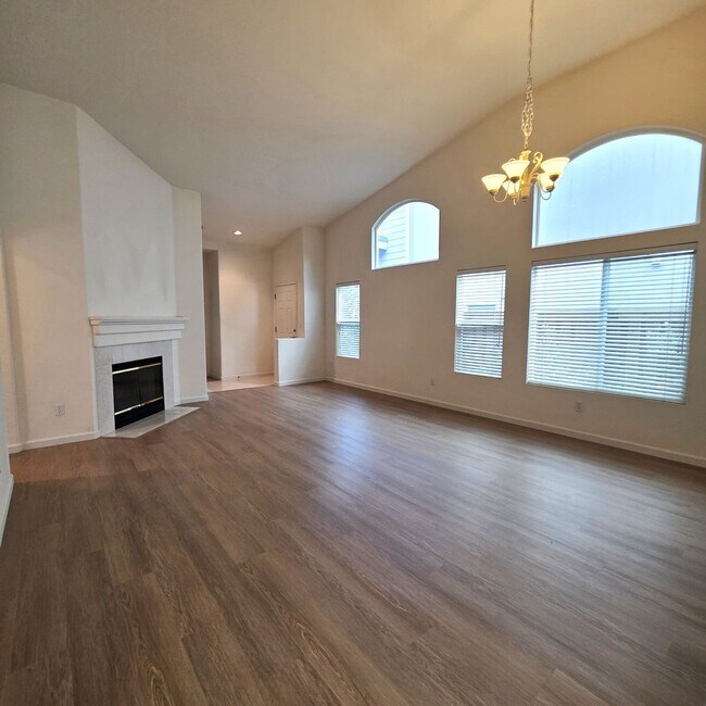 Foto del edificio - Clayton Single Story 3bd/2ba - Bright open living w/new flooring
