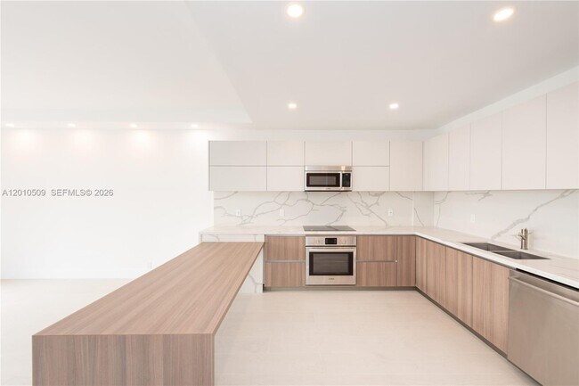 Foto del edificio - 151 Crandon Blvd