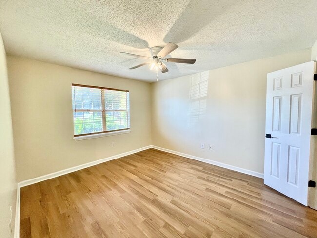 living room - 2165 S Milledge Ave