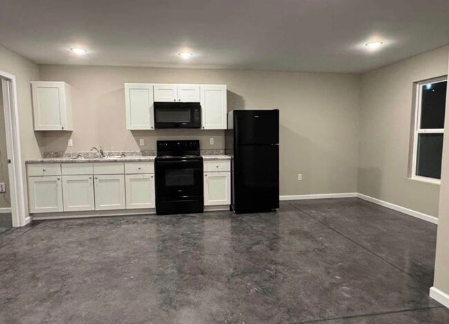 Building Photo - 3-bedroom Duplex