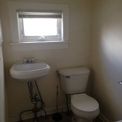 Building Photo - SE one bed upper 918 Eastern
