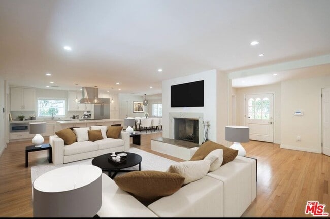 Foto del edificio - 2201 Coldwater Canyon Dr
