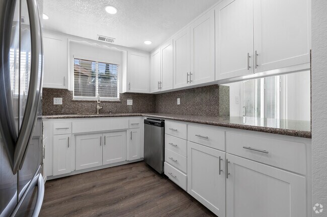 3 habitaciones, 2 baños - 1050 pies cuadrados - Cocina - Shadow Glen Townhouse Apartments