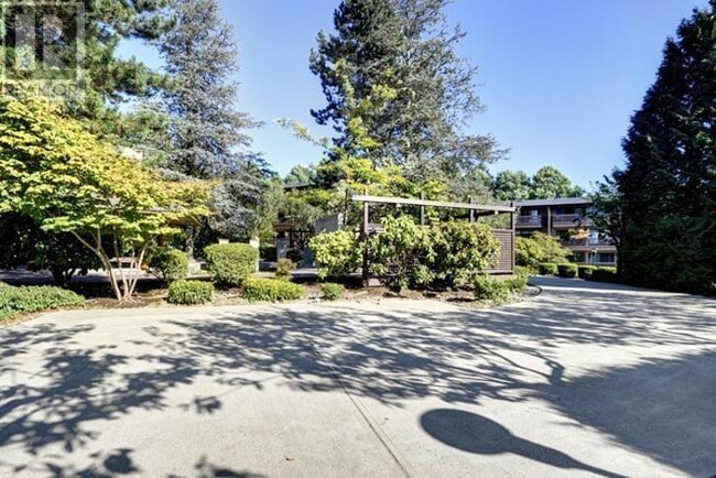 Building Photo - 9857-9857 Manchester Dr