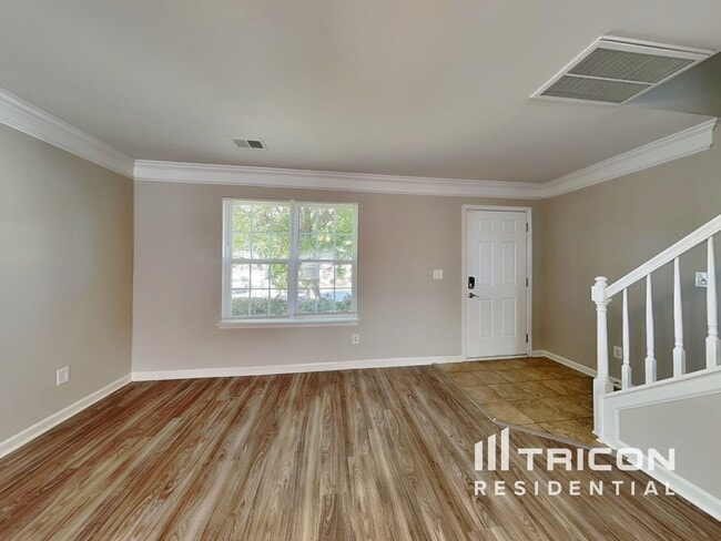 Building Photo - 146 Madelia Pl