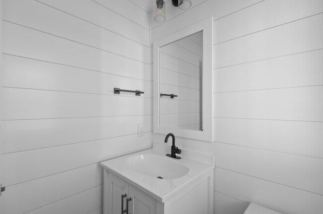 Building Photo - 4400 Laurel Rdg Dr