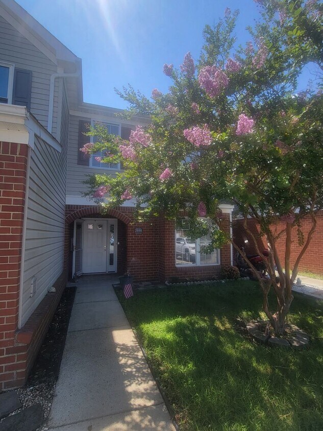 Primary Photo - Beautifully Updated Townhouse in Sought-Af...