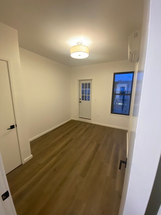 Foto del edificio - 796 McDonald Ave