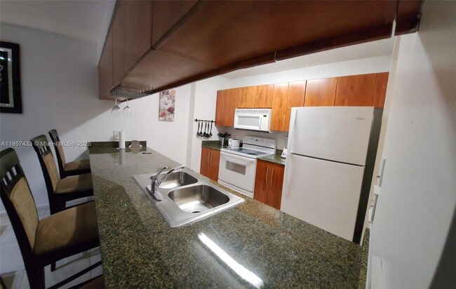 Building Photo - 1200 Brickell Bay Dr