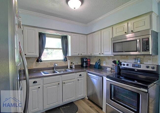 Building Photo - 1062 Kelly Dr