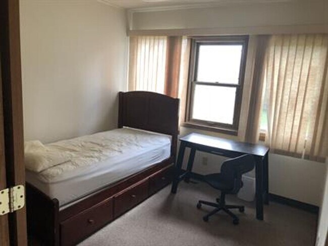 Foto del edificio - 7 Bed 2.5 Bath House for Rent