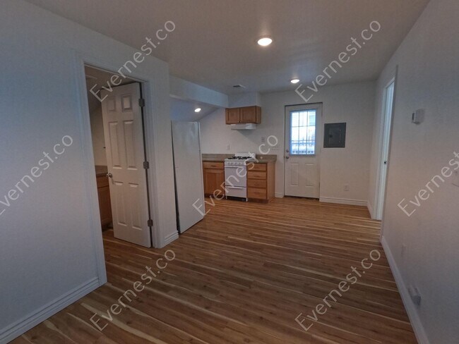 Building Photo - Lovely 1-Bedroom Haven in Prime Location /...