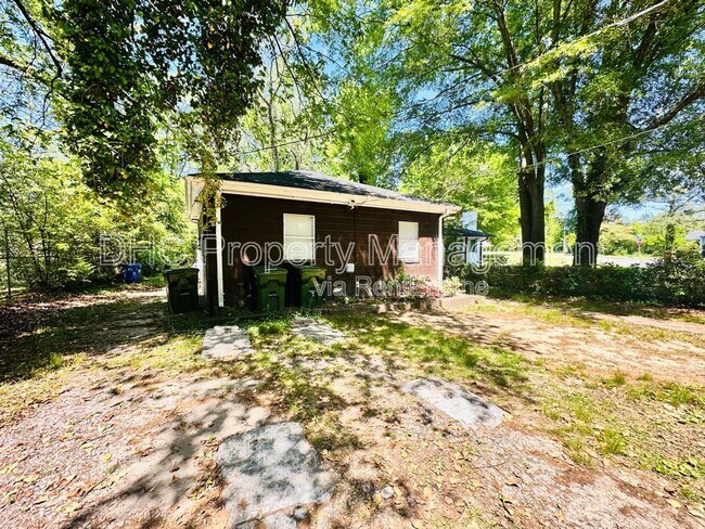 Foto del edificio - 2125 Larchwood Rd SW