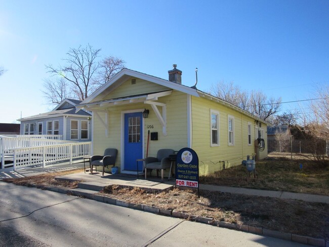 Building Photo - Cozy 2 BD Cottage