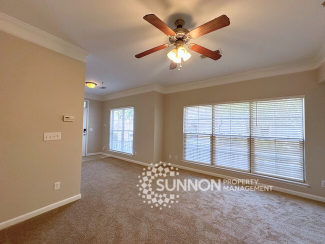 Foto del edificio - 3 Bedroom 2.5 Bathroom Townhome Near Unive...