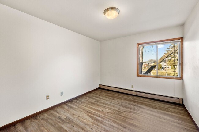 Building Photo - 1143 W Carriage Dr