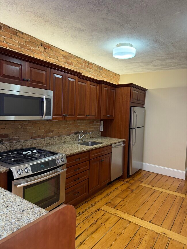 Building Photo - 28 Beacon St