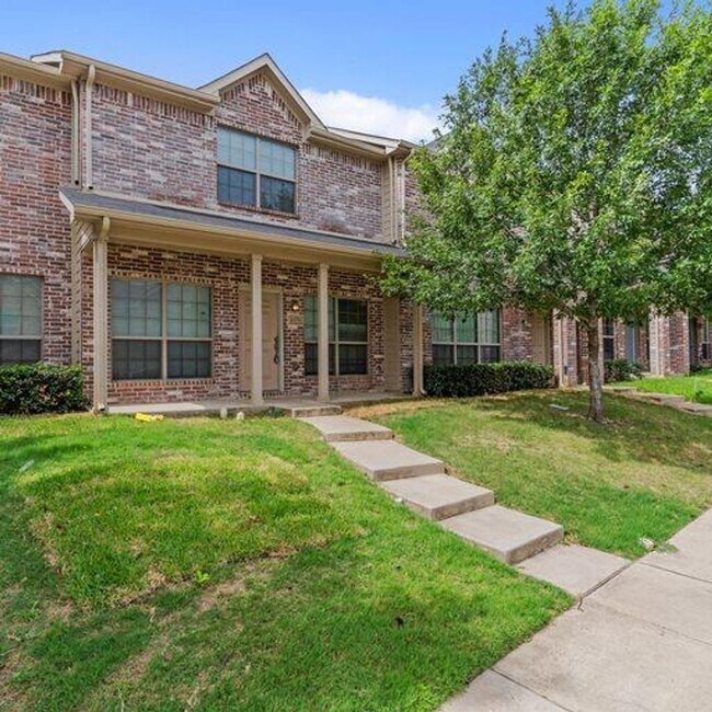 Building Photo - Beautiful 4 Bed 2 Bath townhome in Grand P...