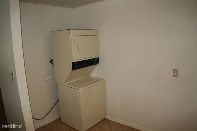 Building Photo - 2 br, 1 bath Condo - 2565 S Sheridan Blvd