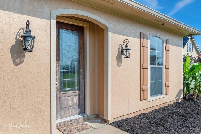 Foto del edificio - "Charming 4-Bedroom Gem with Spacious 2091...