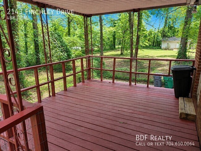 Foto del edificio - 2143 Finchley Dr