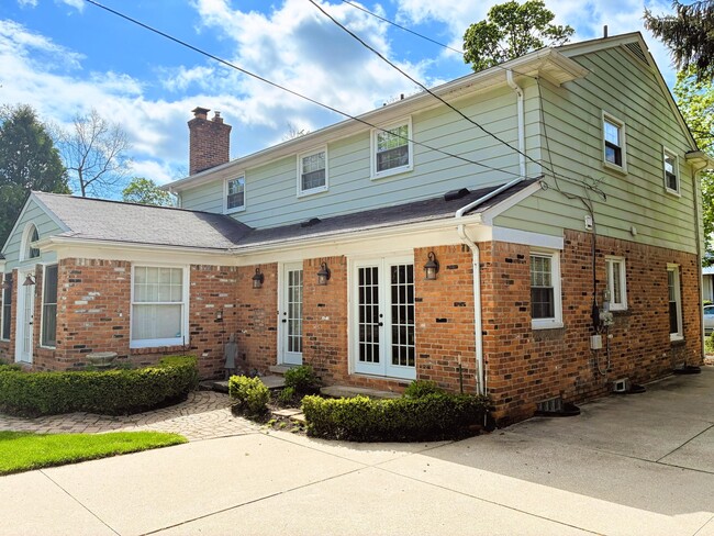 Building Photo - 669 Mohegan St