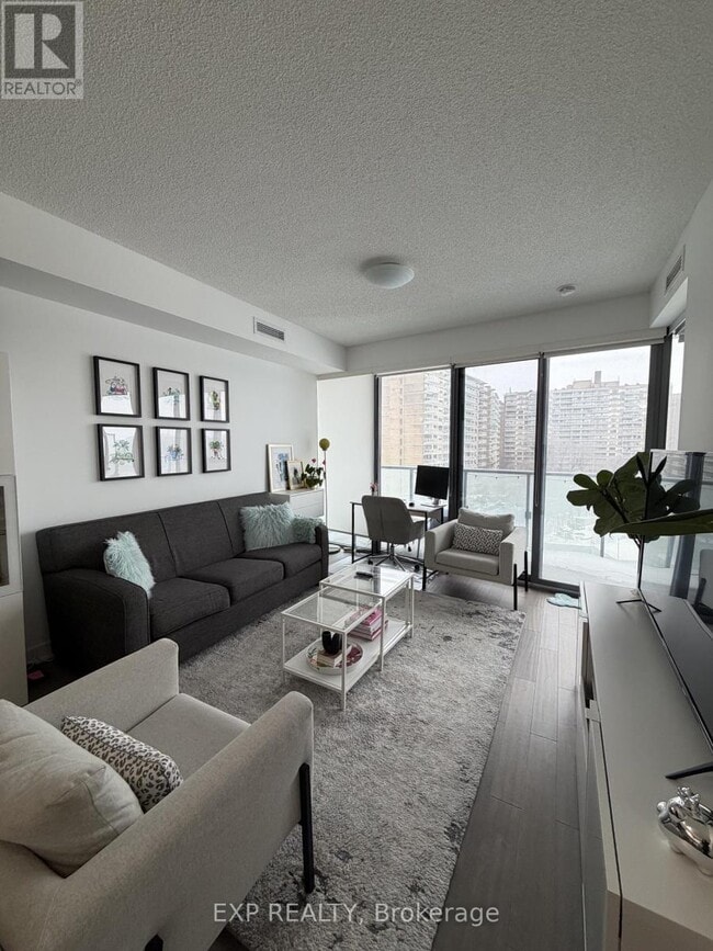 Building Photo - 1815 Yonge St