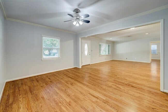 Building Photo - 7519 Schiller St