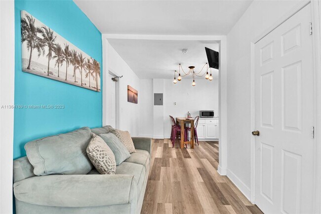 Foto del edificio - 6966 Byron Ave