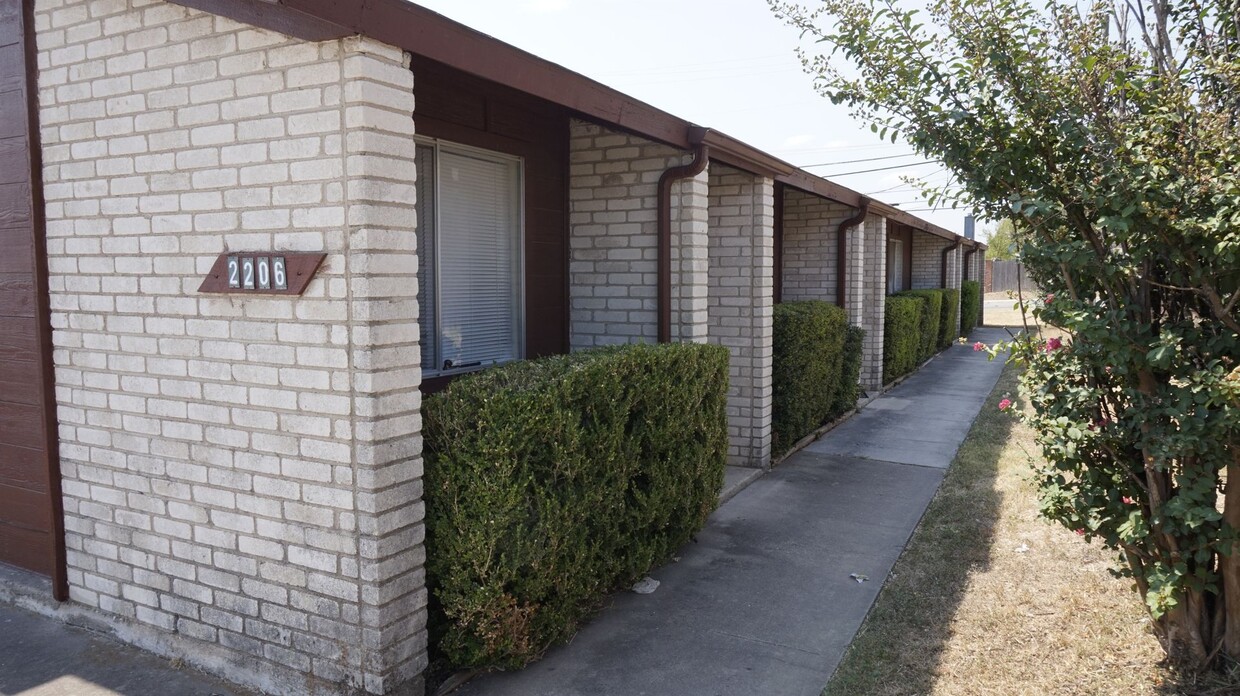 Building Photo - 2206 Corona Dr