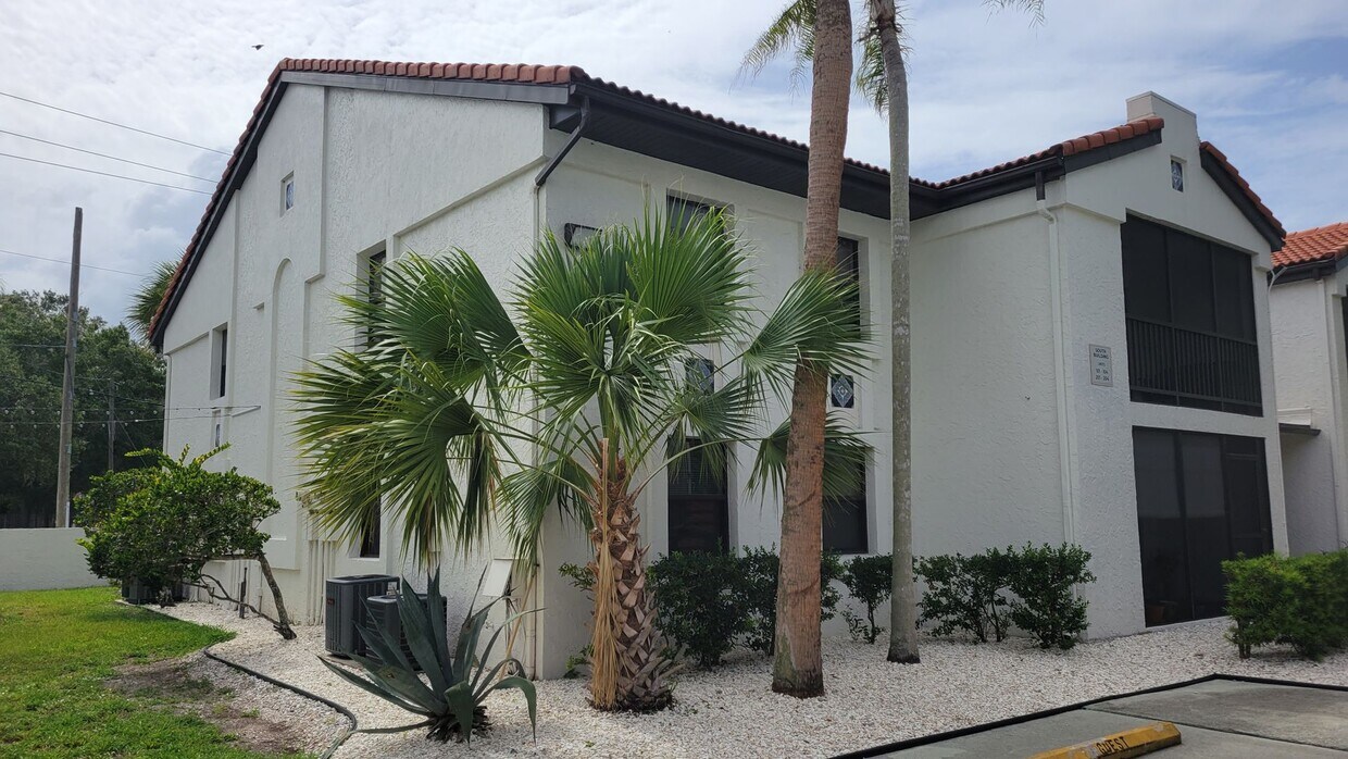 Short term beautifully remodeled 2/2 condo... House Rental in